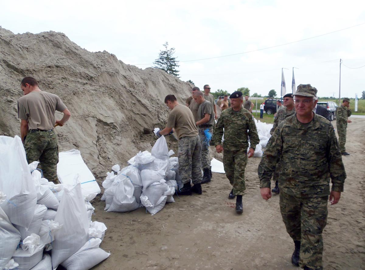 https://www.morh.hr/wp-content/gallery/oruzane-snage-rh-angazirane-na-obrani-od-poplava-kod-osijeka/nemetin_07062013_03.jpg