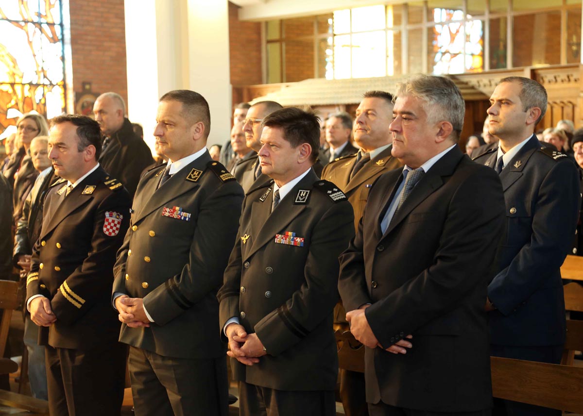 https://www.morh.hr/wp-content/gallery/oruzanim-snagama-rh-dodijeljena-nagrada-vukovarsko-srijemske-zupanije/nagrada_vs_zupanije_osrh_11112014_01.jpg