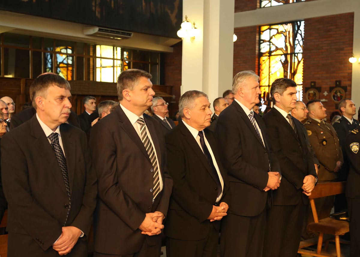 https://www.morh.hr/wp-content/gallery/oruzanim-snagama-rh-dodijeljena-nagrada-vukovarsko-srijemske-zupanije/nagrada_vs_zupanije_osrh_11112014_03.jpg