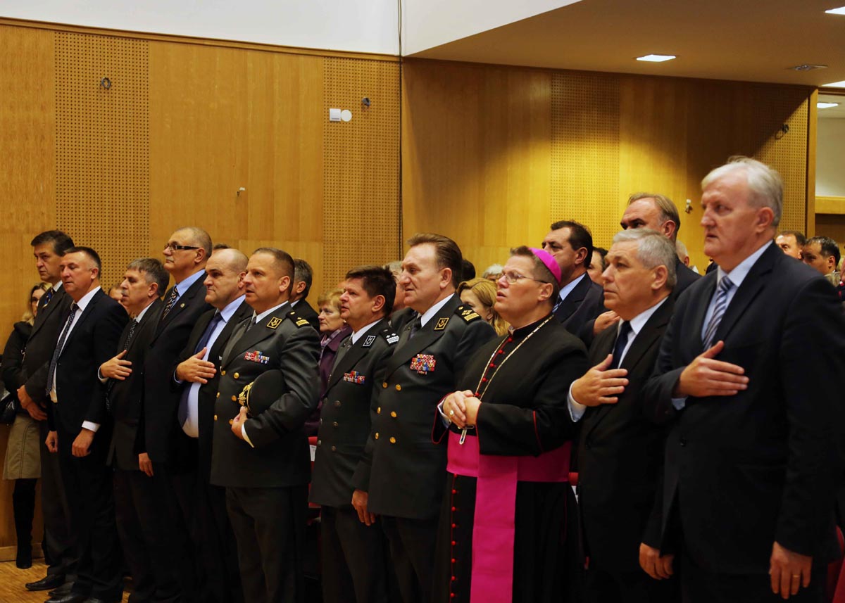 https://www.morh.hr/wp-content/gallery/oruzanim-snagama-rh-dodijeljena-nagrada-vukovarsko-srijemske-zupanije/nagrada_vs_zupanije_osrh_11112014_04.jpg