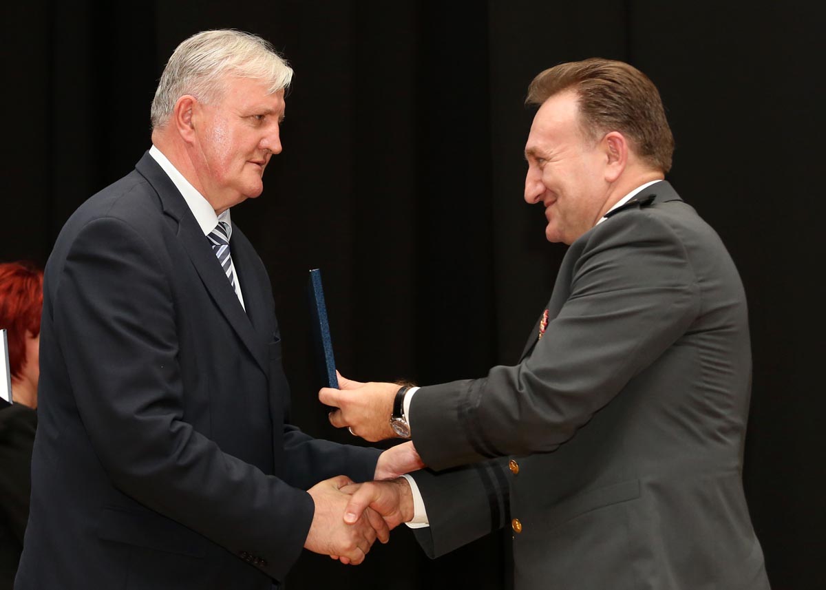 https://www.morh.hr/wp-content/gallery/oruzanim-snagama-rh-dodijeljena-nagrada-vukovarsko-srijemske-zupanije/nagrada_vs_zupanije_osrh_11112014_05.jpg