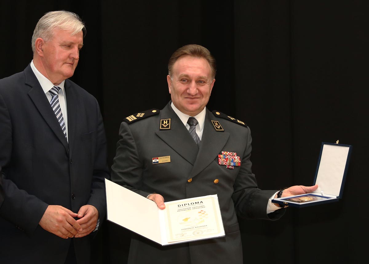 https://www.morh.hr/wp-content/gallery/oruzanim-snagama-rh-dodijeljena-nagrada-vukovarsko-srijemske-zupanije/nagrada_vs_zupanije_osrh_11112014_06.jpg