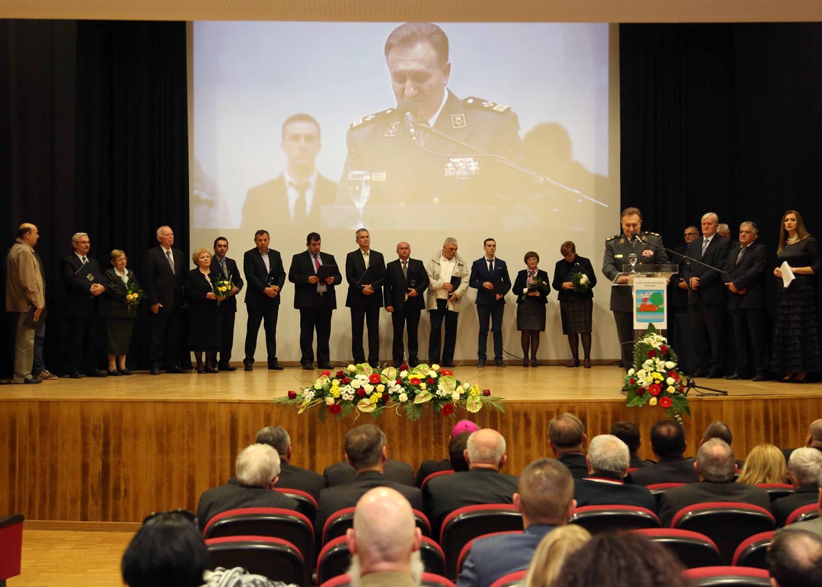 https://www.morh.hr/wp-content/gallery/oruzanim-snagama-rh-dodijeljena-nagrada-vukovarsko-srijemske-zupanije/nagrada_vs_zupanije_osrh_11112014_07.jpg