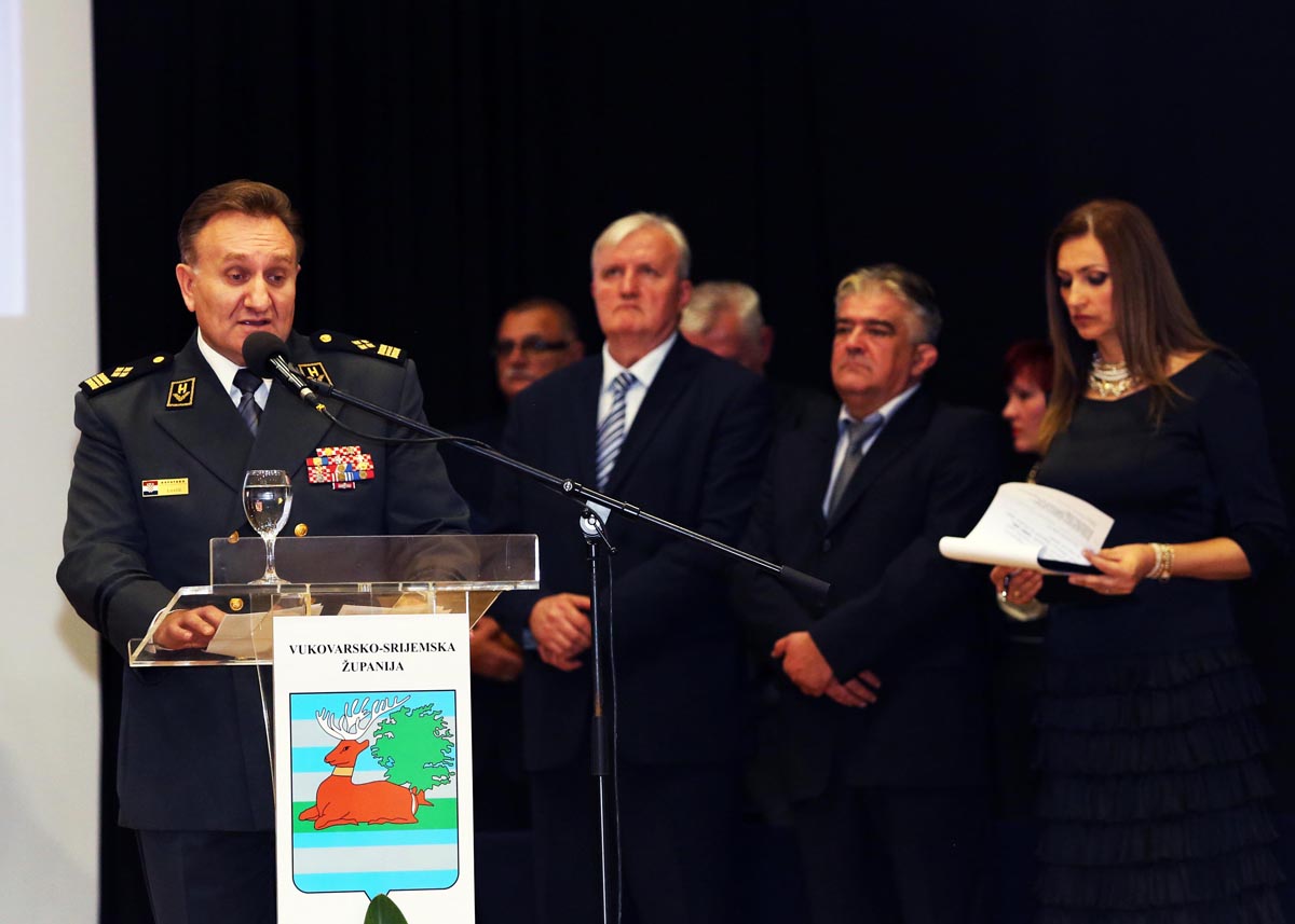 https://www.morh.hr/wp-content/gallery/oruzanim-snagama-rh-dodijeljena-nagrada-vukovarsko-srijemske-zupanije/nagrada_vs_zupanije_osrh_11112014_08.jpg