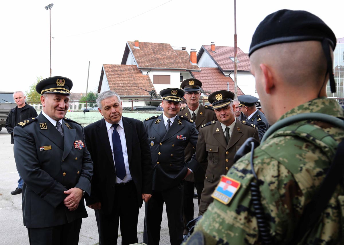https://www.morh.hr/wp-content/gallery/oruzanim-snagama-rh-dodijeljena-nagrada-vukovarsko-srijemske-zupanije/nagrada_vs_zupanije_osrh_11112014_09.jpg