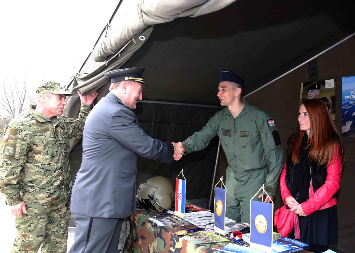 https://www.morh.hr/wp-content/gallery/oruzanim-snagama-rh-dodijeljena-nagrada-vukovarsko-srijemske-zupanije/nagrada_vs_zupanije_osrh_11112014_11.jpg