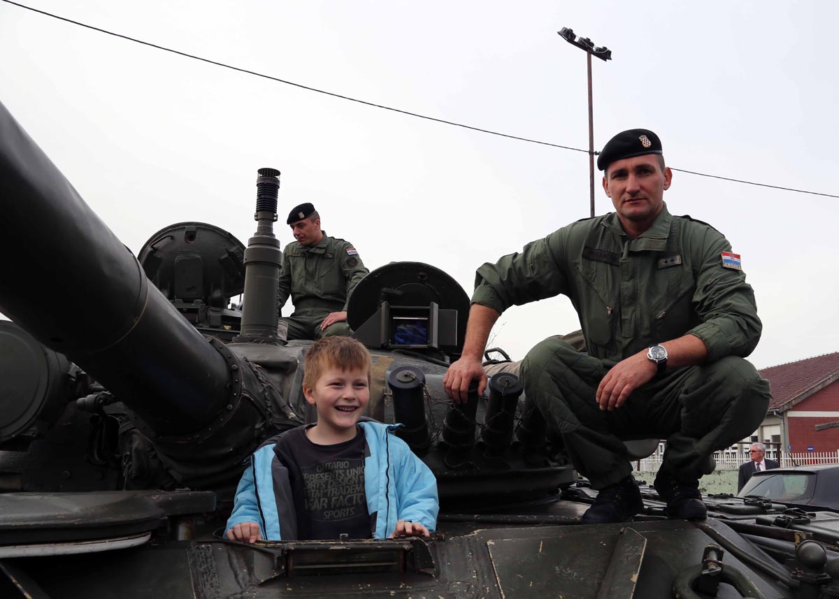 https://www.morh.hr/wp-content/gallery/oruzanim-snagama-rh-dodijeljena-nagrada-vukovarsko-srijemske-zupanije/nagrada_vs_zupanije_osrh_11112014_12.jpg