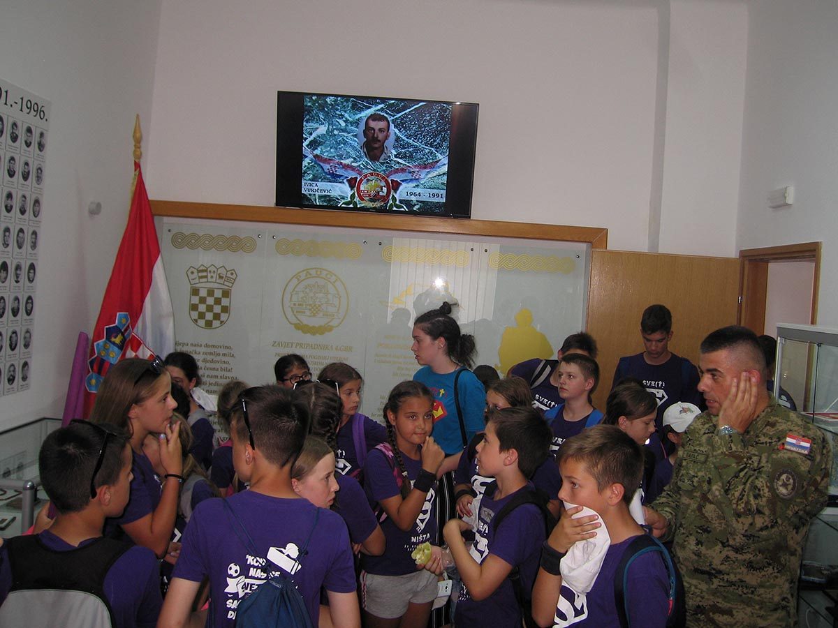 https://www.morh.hr/wp-content/gallery/osnovnoskolci-iz-splita-posjetili-vojarnu-u-kninu/posje_skolaraca_03072019_07.jpg