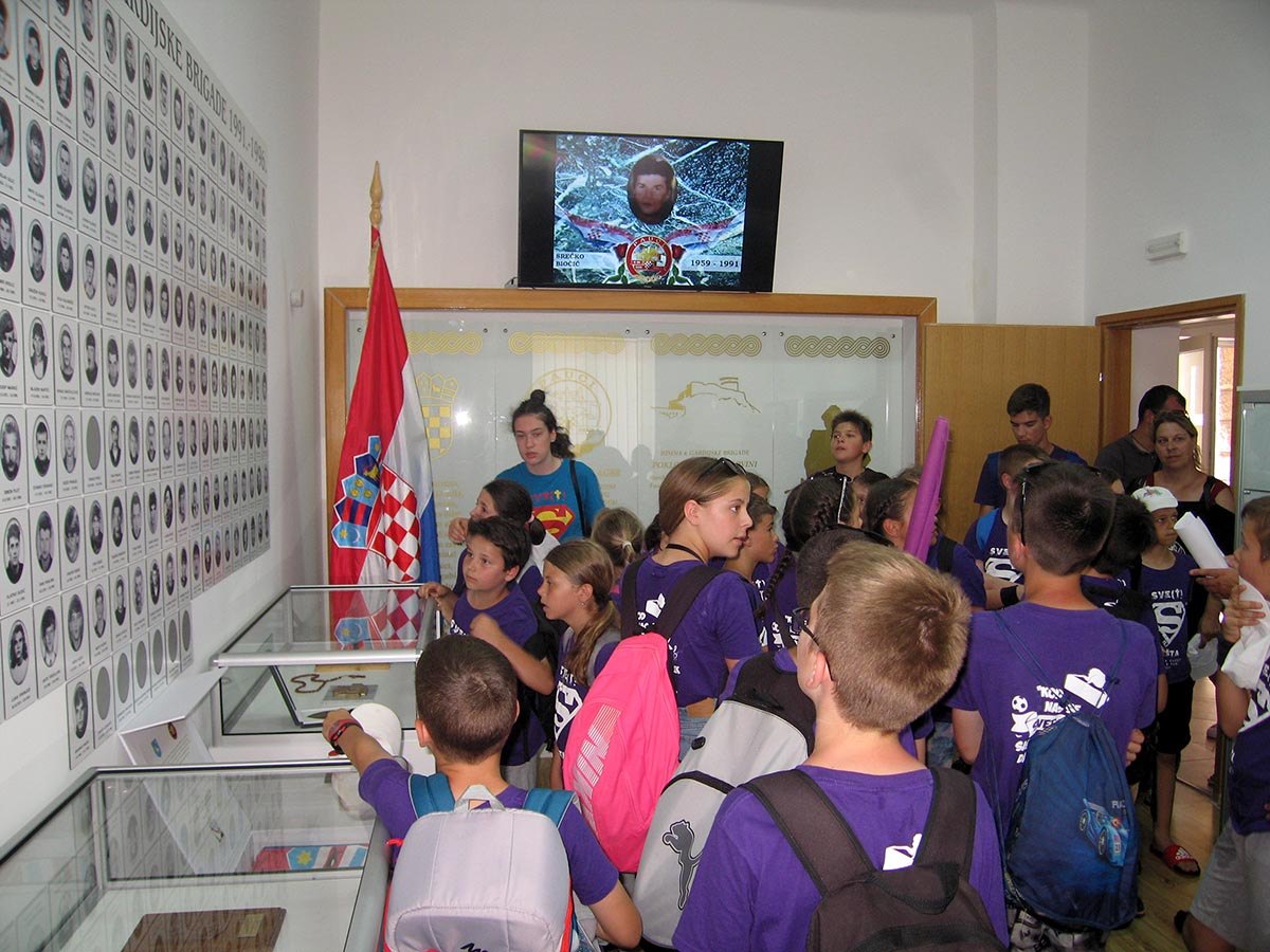 https://www.morh.hr/wp-content/gallery/osnovnoskolci-iz-splita-posjetili-vojarnu-u-kninu/posje_skolaraca_03072019_08.jpg