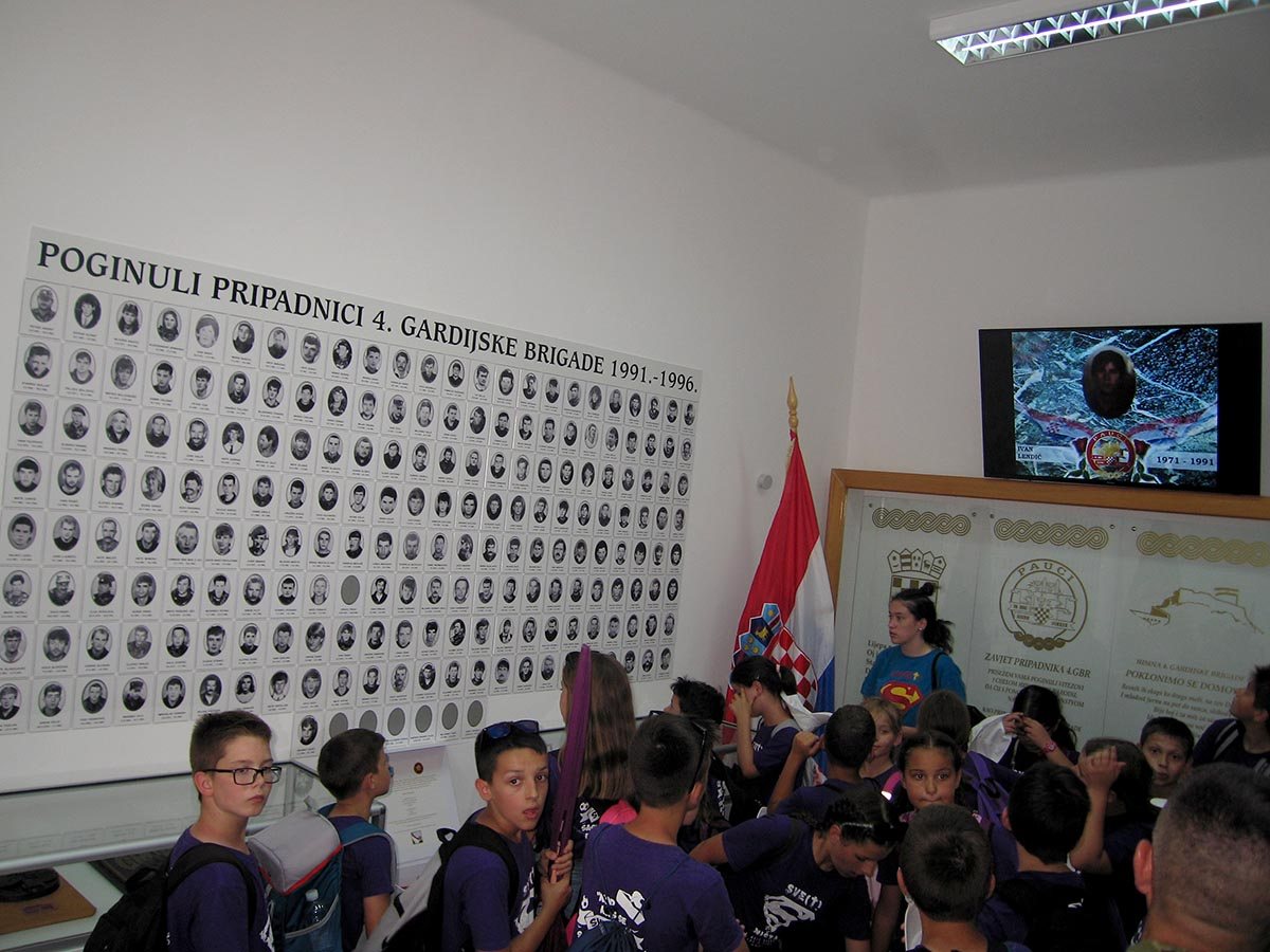 https://www.morh.hr/wp-content/gallery/osnovnoskolci-iz-splita-posjetili-vojarnu-u-kninu/posje_skolaraca_03072019_09.jpg