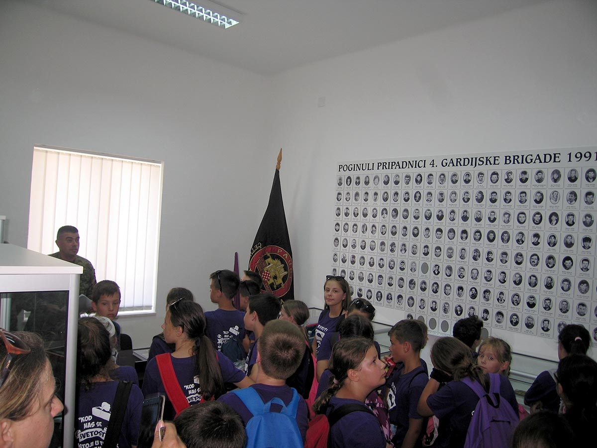 https://www.morh.hr/wp-content/gallery/osnovnoskolci-iz-splita-posjetili-vojarnu-u-kninu/posje_skolaraca_03072019_10.jpg