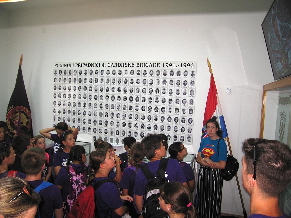 https://www.morh.hr/wp-content/gallery/osnovnoskolci-iz-splita-posjetili-vojarnu-u-kninu/posje_skolaraca_03072019_11.jpg