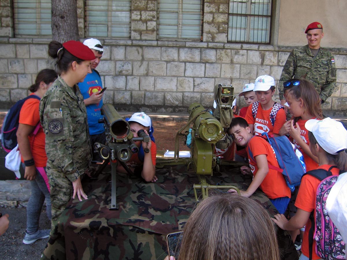 https://www.morh.hr/wp-content/gallery/osnovnoskolci-iz-splita-posjetili-vojarnu-u-kninu/posje_skolaraca_03072019_15.jpg