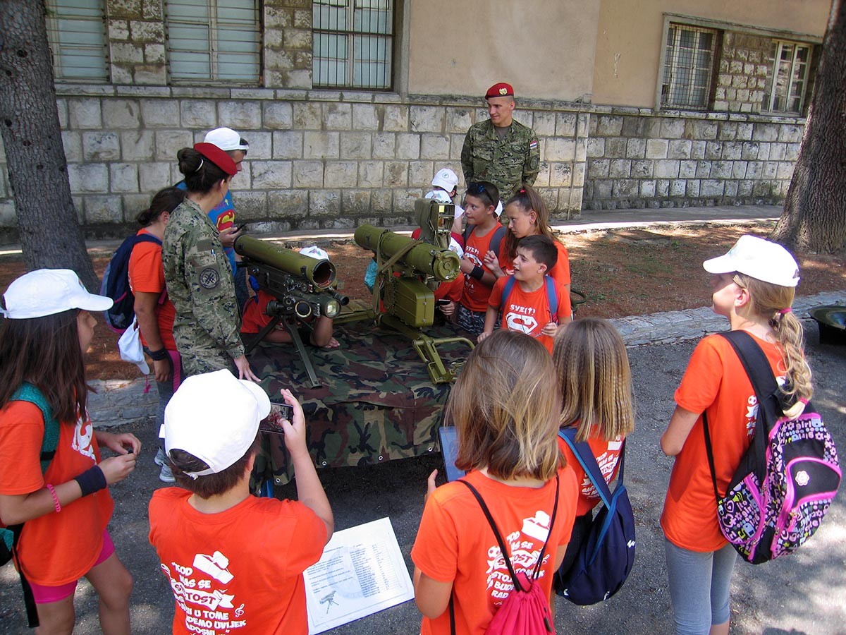 https://www.morh.hr/wp-content/gallery/osnovnoskolci-iz-splita-posjetili-vojarnu-u-kninu/posje_skolaraca_03072019_16.jpg
