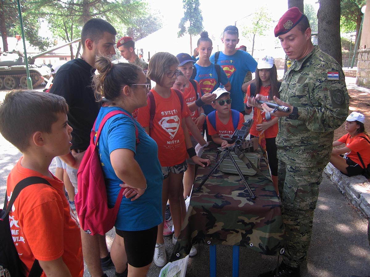 https://www.morh.hr/wp-content/gallery/osnovnoskolci-iz-splita-posjetili-vojarnu-u-kninu/posje_skolaraca_03072019_17.jpg