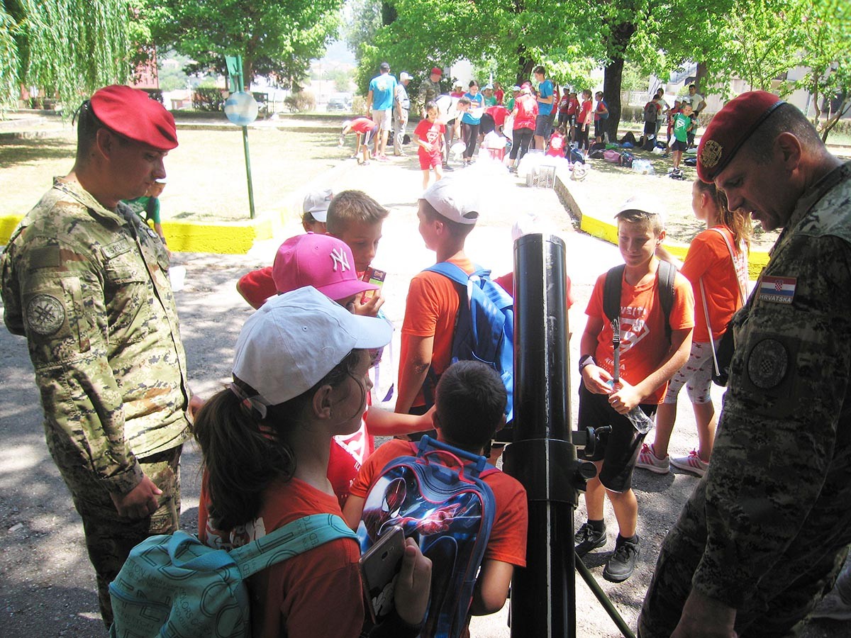 https://www.morh.hr/wp-content/gallery/osnovnoskolci-iz-splita-posjetili-vojarnu-u-kninu/posje_skolaraca_03072019_21.jpg