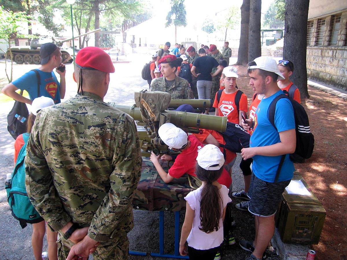 https://www.morh.hr/wp-content/gallery/osnovnoskolci-iz-splita-posjetili-vojarnu-u-kninu/posje_skolaraca_03072019_22.jpg