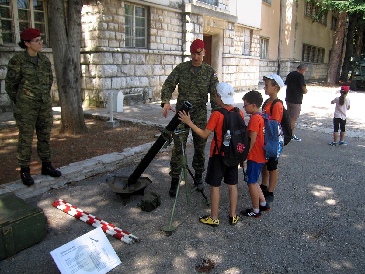 https://www.morh.hr/wp-content/gallery/osnovnoskolci-iz-splita-posjetili-vojarnu-u-kninu/posje_skolaraca_03072019_23.jpg