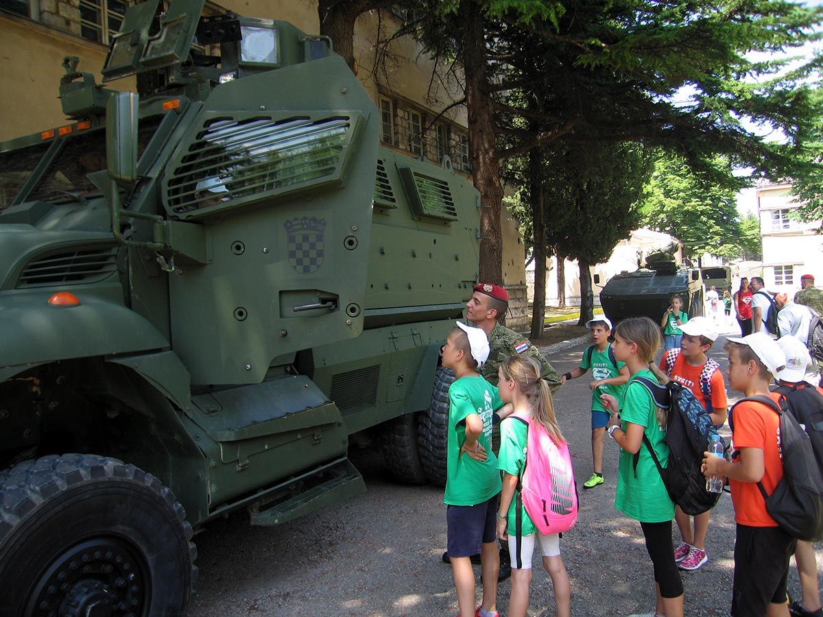 https://www.morh.hr/wp-content/gallery/osnovnoskolci-iz-splita-posjetili-vojarnu-u-kninu/posje_skolaraca_03072019_25.jpg