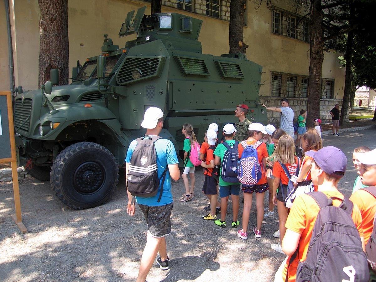 https://www.morh.hr/wp-content/gallery/osnovnoskolci-iz-splita-posjetili-vojarnu-u-kninu/posje_skolaraca_03072019_29.jpg