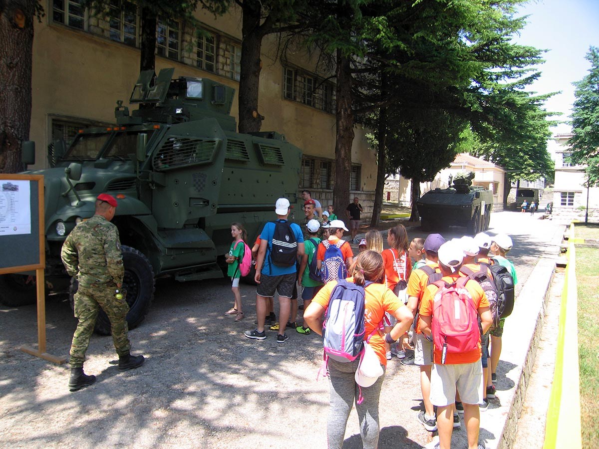 https://www.morh.hr/wp-content/gallery/osnovnoskolci-iz-splita-posjetili-vojarnu-u-kninu/posje_skolaraca_03072019_30.jpg