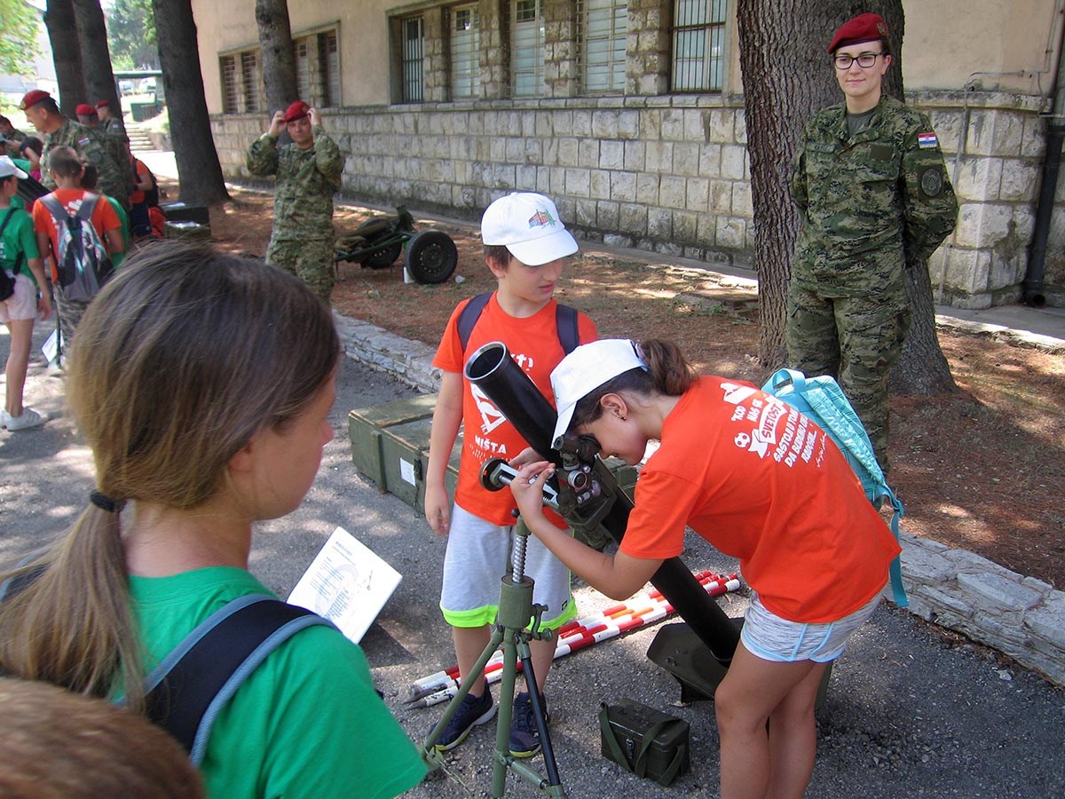https://www.morh.hr/wp-content/gallery/osnovnoskolci-iz-splita-posjetili-vojarnu-u-kninu/posje_skolaraca_03072019_31.jpg