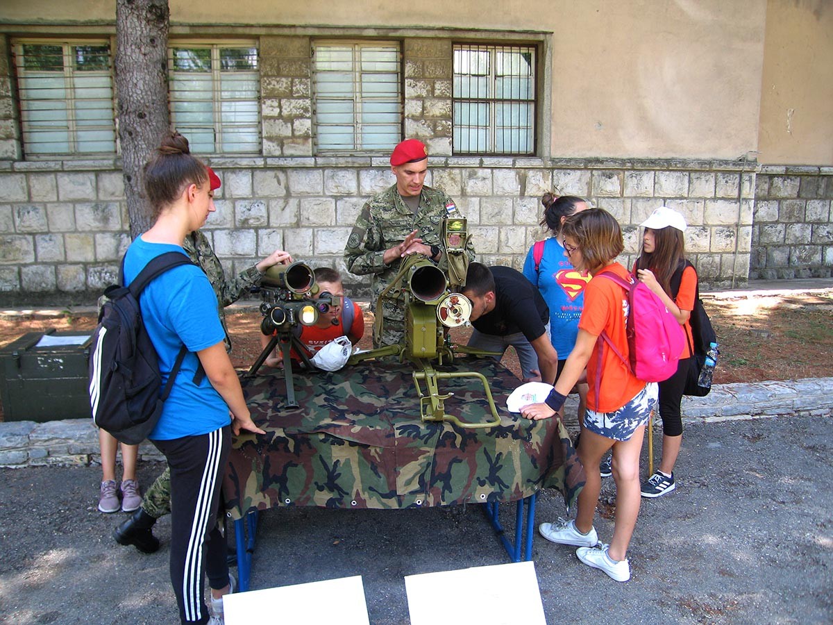 https://www.morh.hr/wp-content/gallery/osnovnoskolci-iz-splita-posjetili-vojarnu-u-kninu/posje_skolaraca_03072019_32.jpg