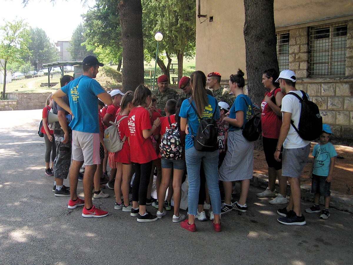 https://www.morh.hr/wp-content/gallery/osnovnoskolci-iz-splita-posjetili-vojarnu-u-kninu/posje_skolaraca_03072019_33.jpg