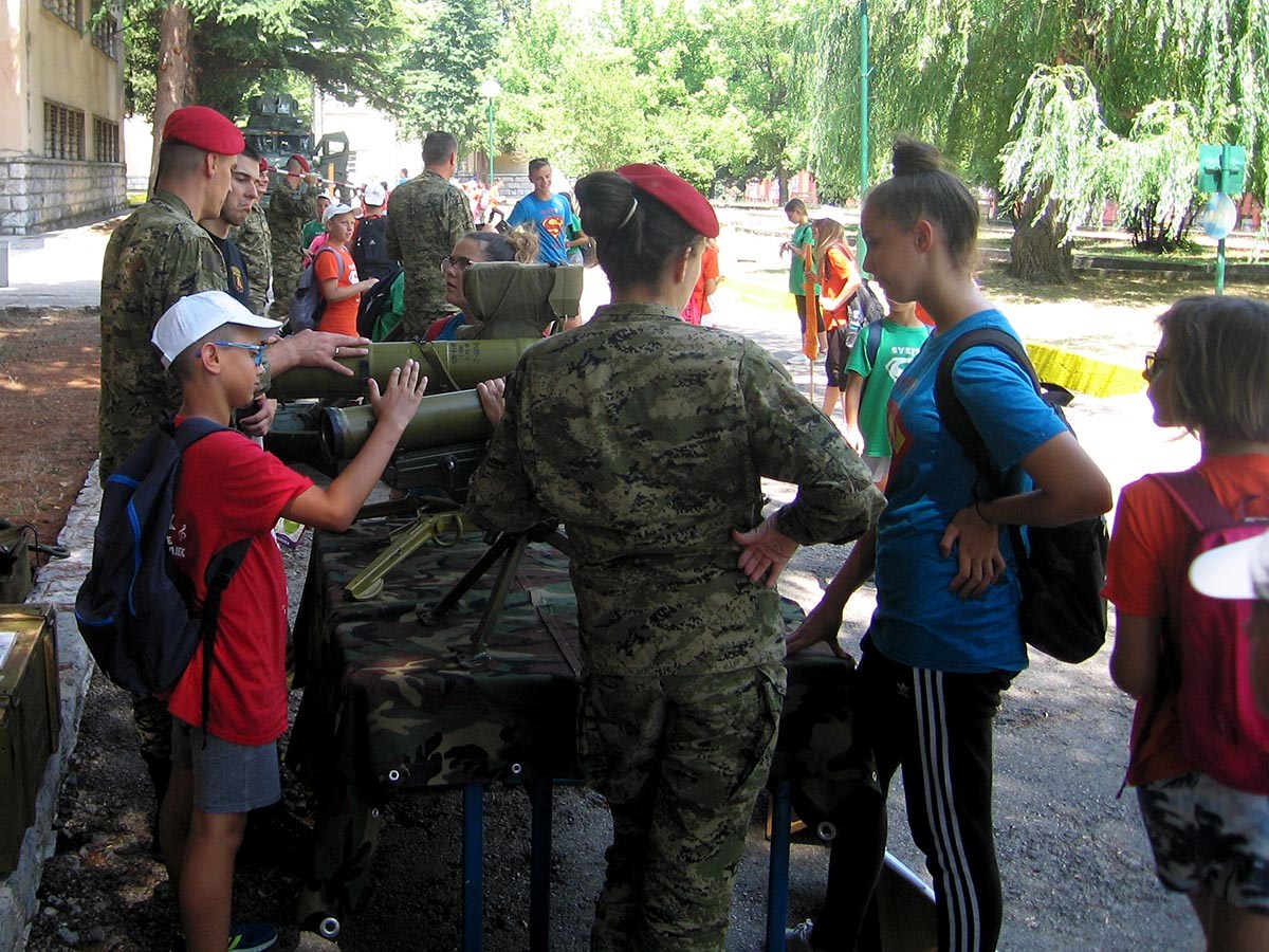 https://www.morh.hr/wp-content/gallery/osnovnoskolci-iz-splita-posjetili-vojarnu-u-kninu/posje_skolaraca_03072019_35.jpg