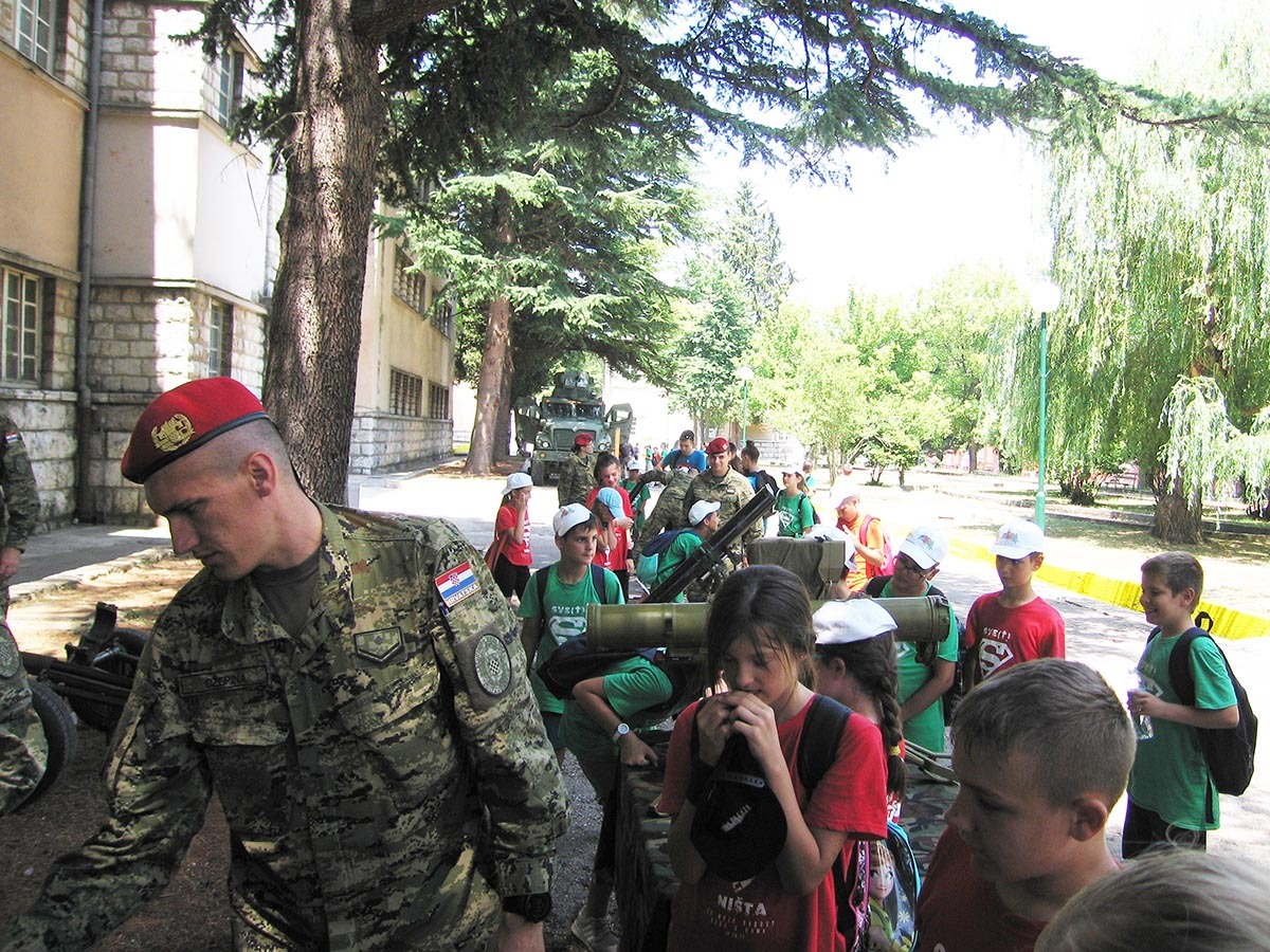 https://www.morh.hr/wp-content/gallery/osnovnoskolci-iz-splita-posjetili-vojarnu-u-kninu/posje_skolaraca_03072019_37.jpg