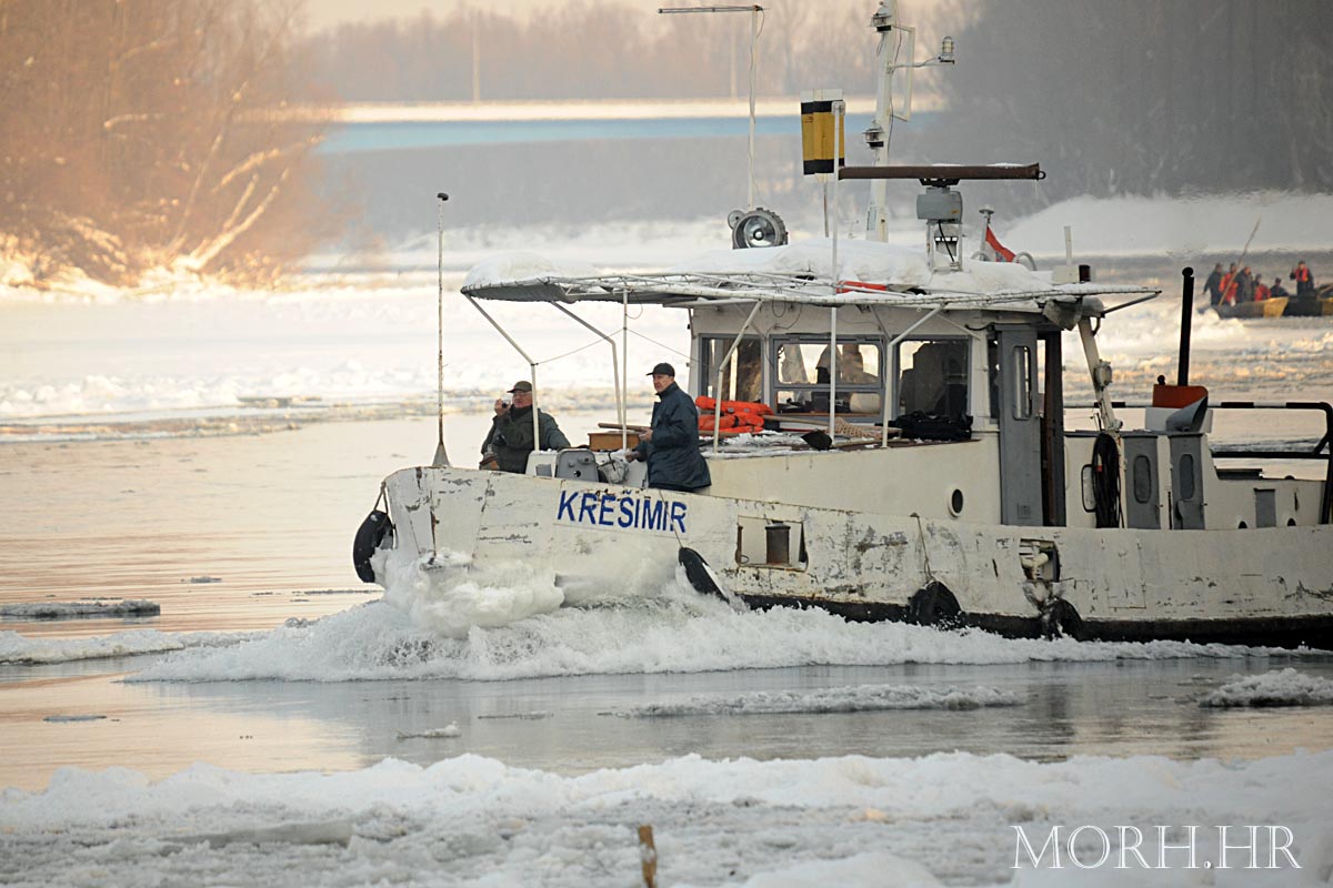 https://www.morh.hr/wp-content/gallery/osrh-eksplozivom-probile-plovni-put-na-rijeci-dravi-kod-osijeka-1/drava_7525.jpg