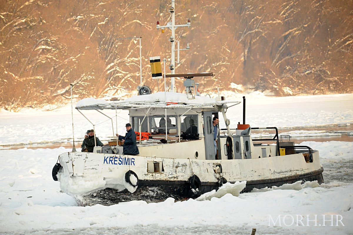 https://www.morh.hr/wp-content/gallery/osrh-eksplozivom-probile-plovni-put-na-rijeci-dravi-kod-osijeka-1/drava_7555.jpg