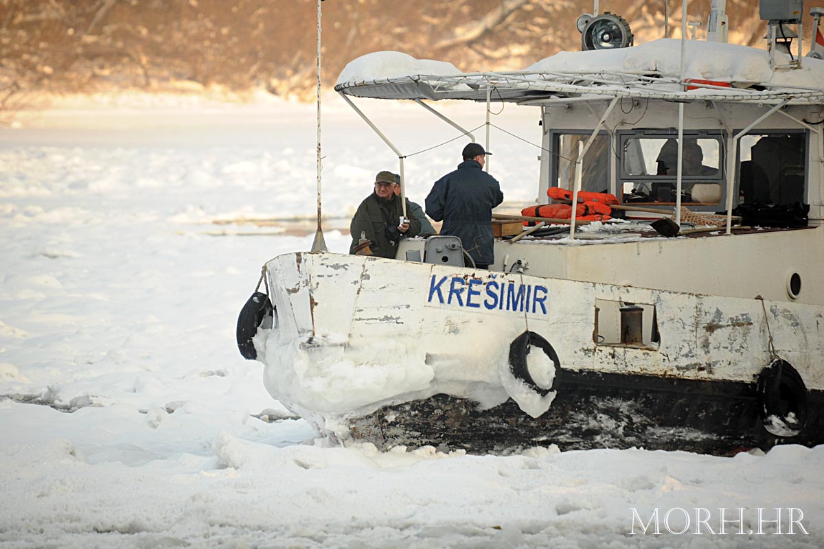 https://www.morh.hr/wp-content/gallery/osrh-eksplozivom-probile-plovni-put-na-rijeci-dravi-kod-osijeka-1/drava_7571.jpg