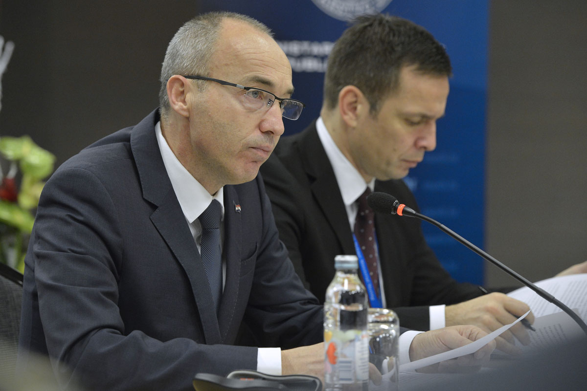 https://www.morh.hr/wp-content/gallery/otvaranje-sastanka-ministara-obrane-americko-jadranske-povelje-u-trakoscanu/a5-otvaranje_09122016_05.jpg