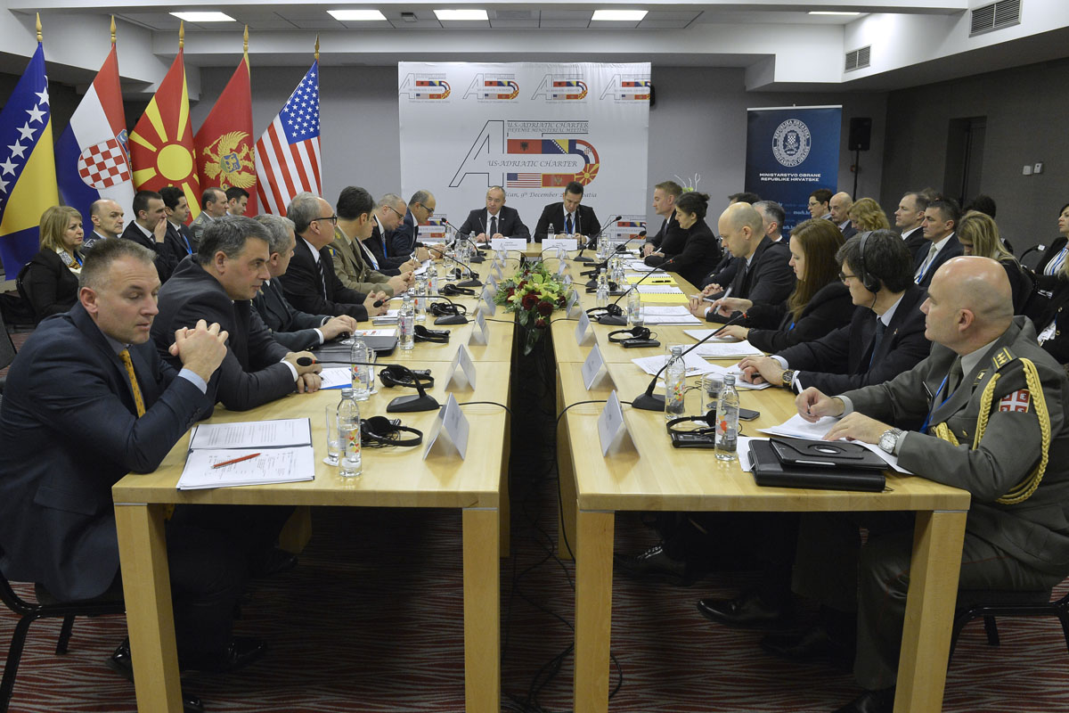 https://www.morh.hr/wp-content/gallery/otvaranje-sastanka-ministara-obrane-americko-jadranske-povelje-u-trakoscanu/a5-otvaranje_09122016_10.jpg