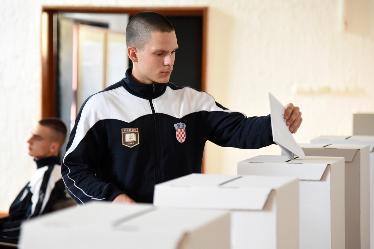 https://www.morh.hr/wp-content/gallery/otvorena-biracka-mjesta-u-oruzanim-snagama-rh/0010_izbori.jpg