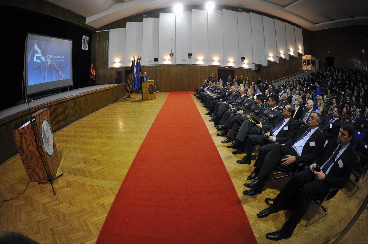 https://www.morh.hr/wp-content/gallery/otvorena-konferencija-pet-godina-hrvatske-u-nato-savezu-na-hvu/hvu_konferencija_01042014_09.jpg
