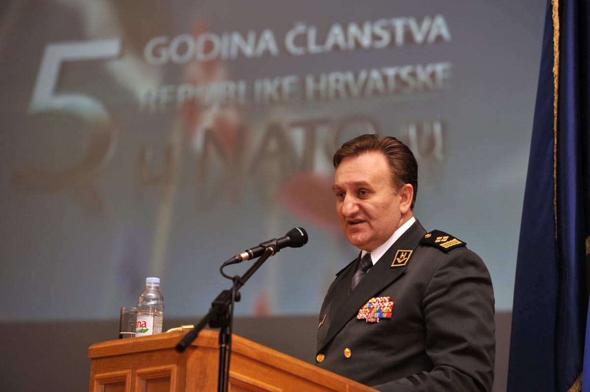 https://www.morh.hr/wp-content/gallery/otvorena-konferencija-pet-godina-hrvatske-u-nato-savezu-na-hvu/hvu_konferencija_01042014_10.jpg