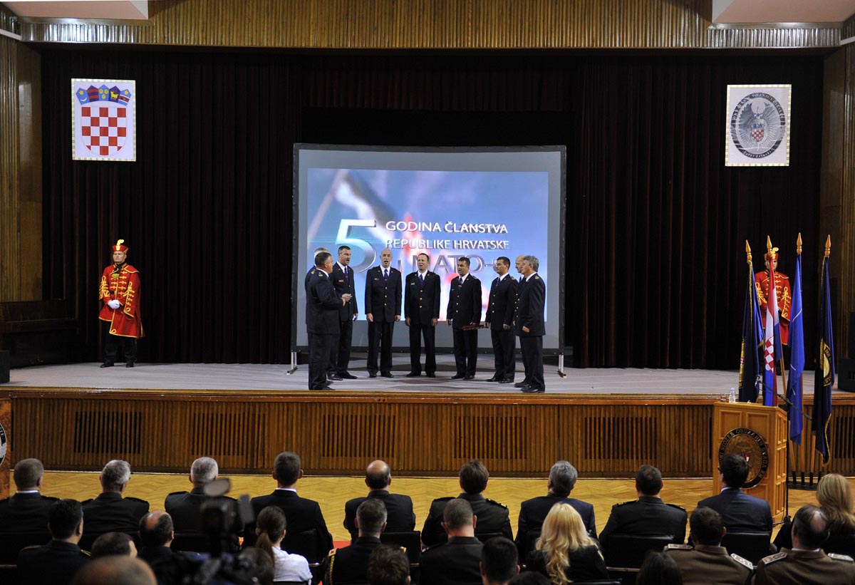 https://www.morh.hr/wp-content/gallery/otvorena-konferencija-pet-godina-hrvatske-u-nato-savezu-na-hvu/hvu_konferencija_01042014_12.jpg