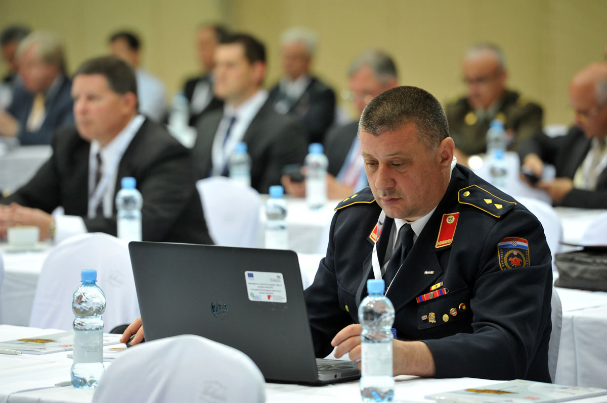 https://www.morh.hr/wp-content/gallery/otvorena-medunarodna-konfrencija-o-gasenju-pozara-iz-zraka/aff_konferencija_29042015_06.jpg