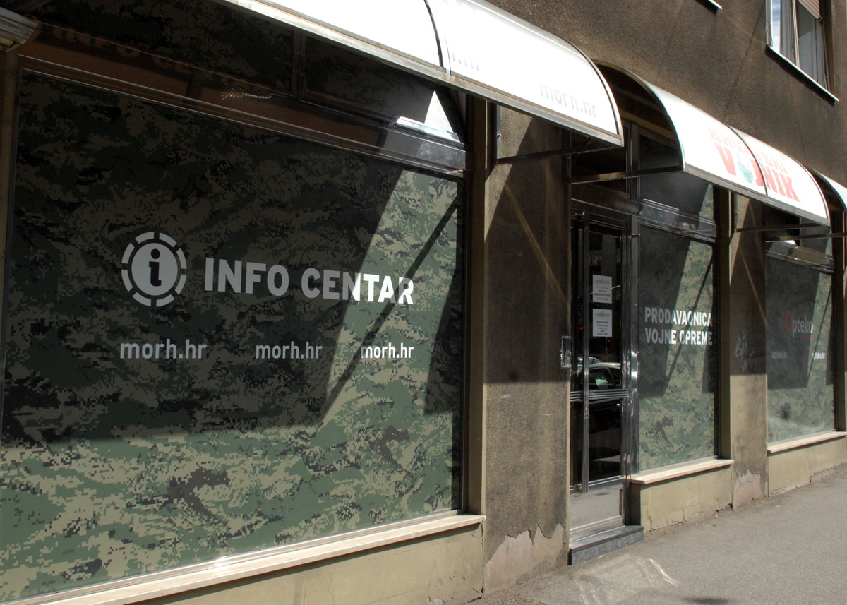 https://www.morh.hr/wp-content/gallery/otvorena-trgovina-vojnom-opremom-pleter-usluge-d-o-o/trgovina_vo_20042012_18.jpg