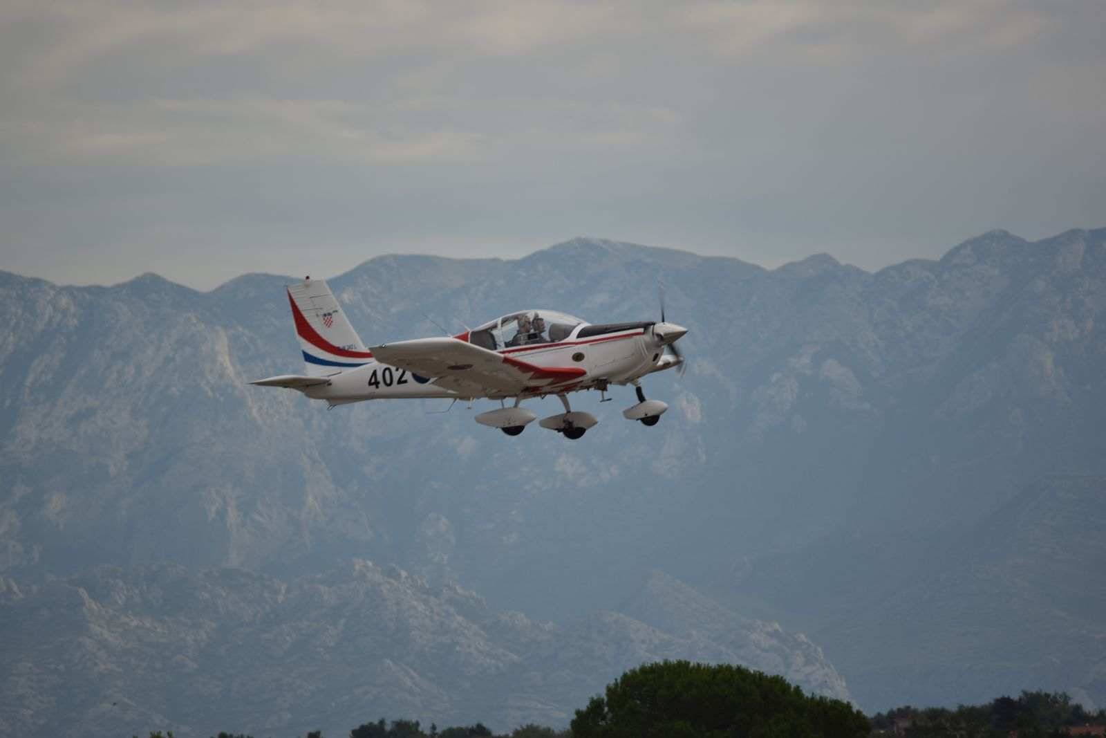 https://www.morh.hr/wp-content/gallery/pocelo-selekcijsko-letenje-novog-narastaja-vojnih-pilota/selekcijsko_letenje_vojni_pilot_12072019_01.jpg