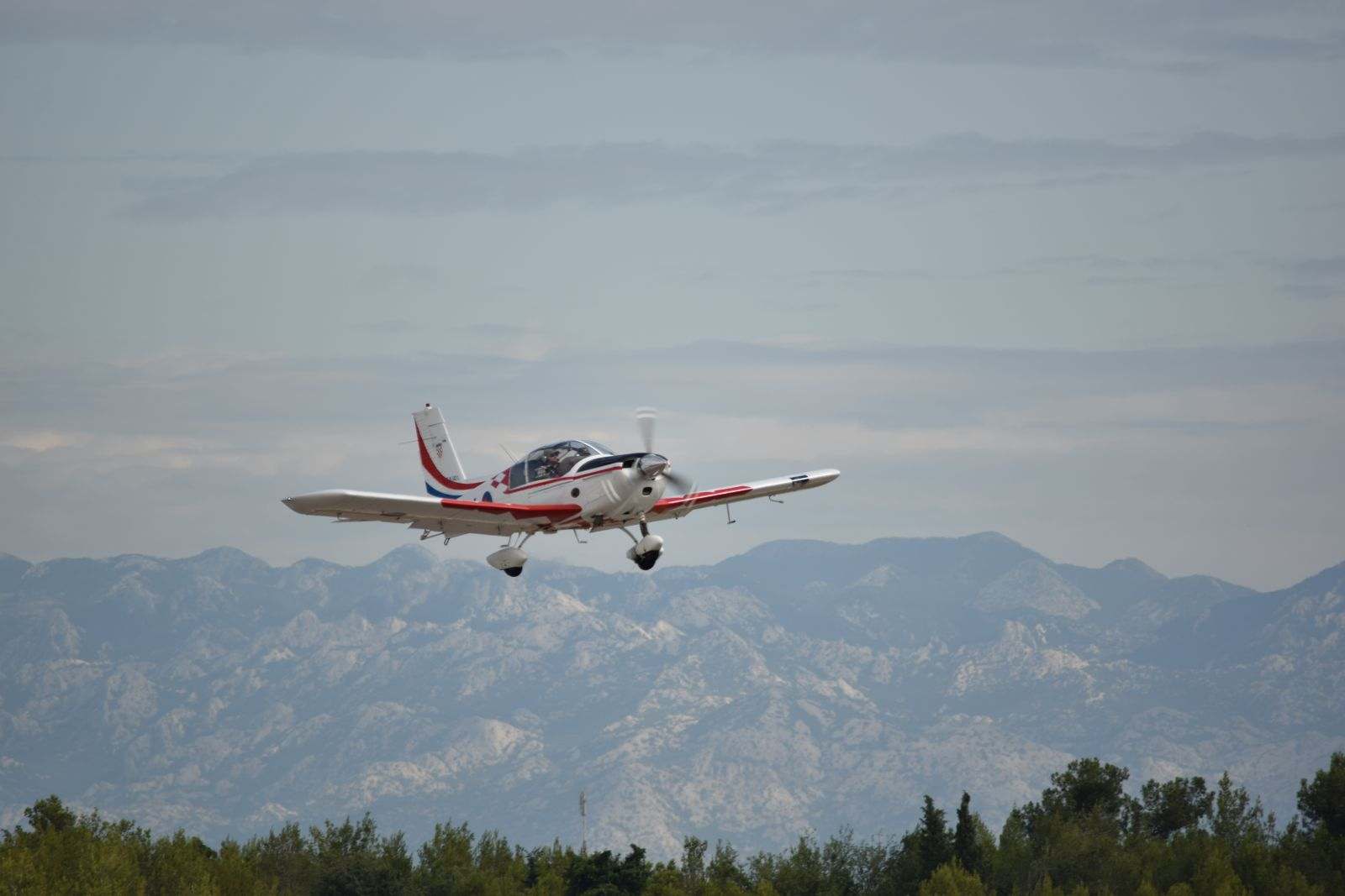 https://www.morh.hr/wp-content/gallery/pocelo-selekcijsko-letenje-novog-narastaja-vojnih-pilota/selekcijsko_letenje_vojni_pilot_12072019_03.jpg
