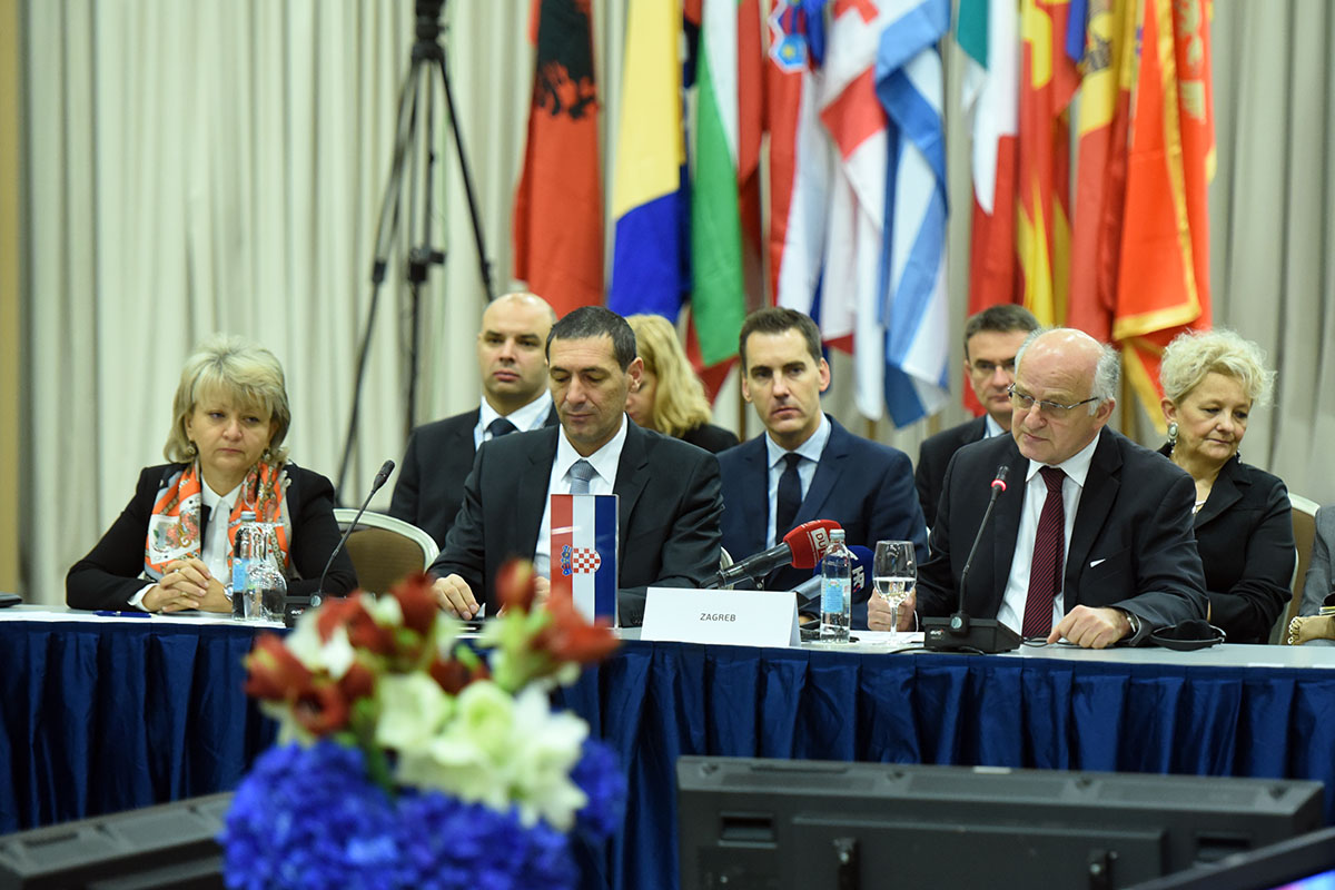 https://www.morh.hr/wp-content/gallery/poceo-sastanak-foruma-ministara-obrane-jugoistocne-europe-sedm/jfk_7567.jpg