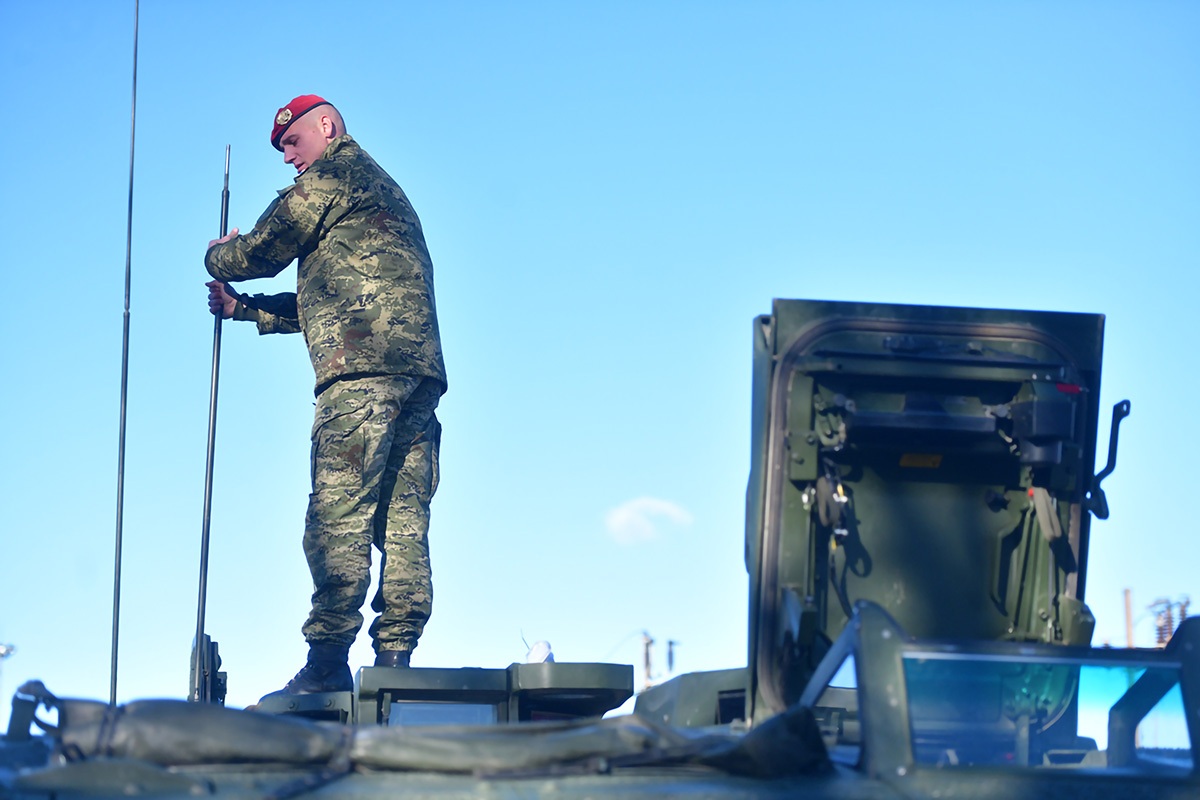 https://www.morh.hr/wp-content/gallery/poceo-ukrcaj-sredstava-i-tehnike-hrvatske-vojske-u-kninu-za-litvu/20200105_knn_ukrcaj_za_litvu_01.jpg