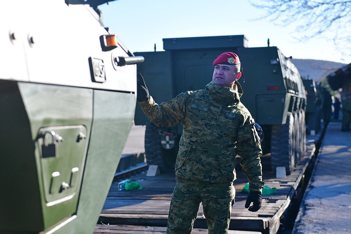 https://www.morh.hr/wp-content/gallery/poceo-ukrcaj-sredstava-i-tehnike-hrvatske-vojske-u-kninu-za-litvu/20200105_knn_ukrcaj_za_litvu_04.jpg