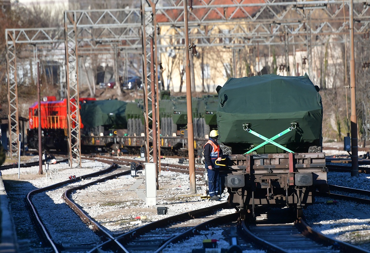 https://www.morh.hr/wp-content/gallery/poceo-ukrcaj-sredstava-i-tehnike-hrvatske-vojske-u-kninu-za-litvu/20200105_knn_ukrcaj_za_litvu_05.jpg