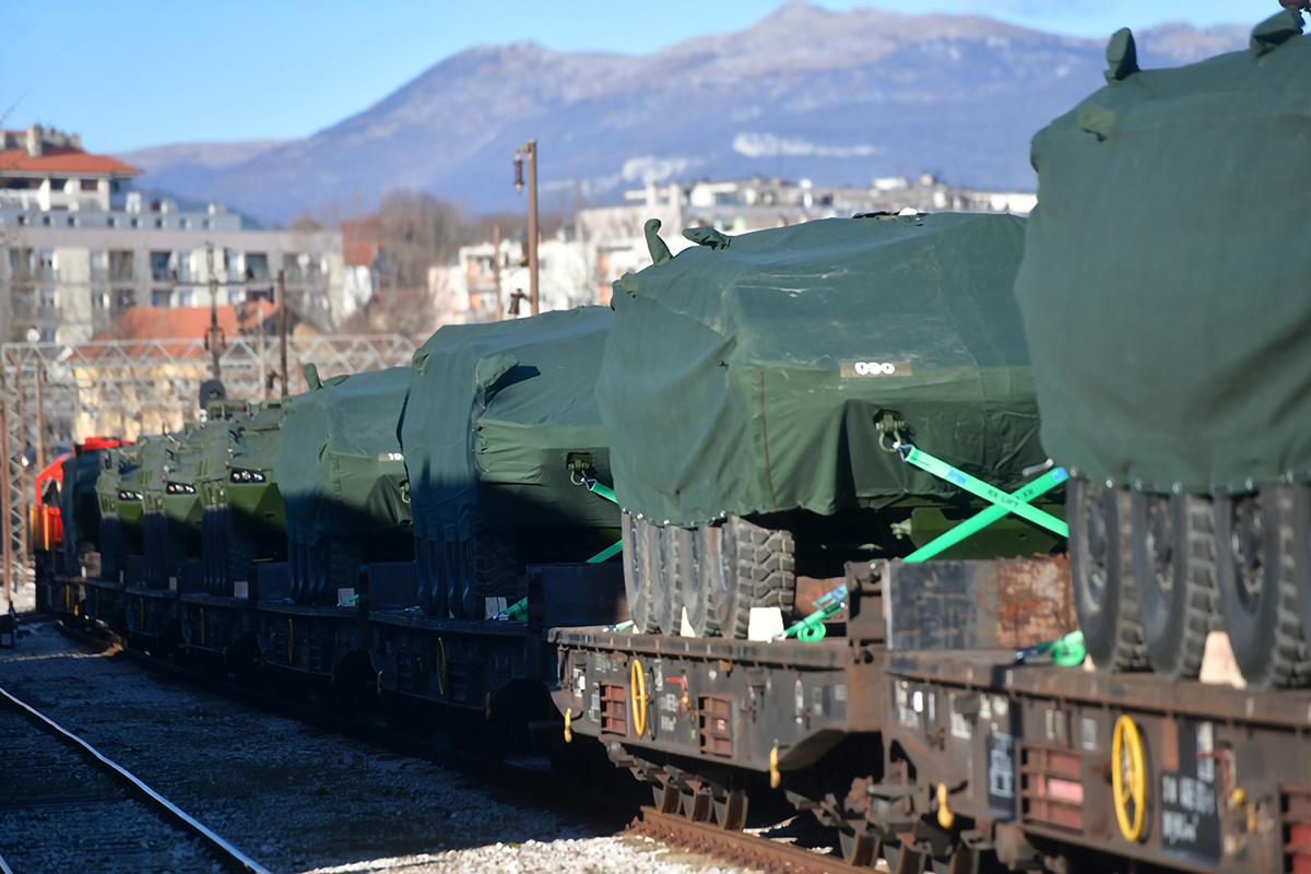 https://www.morh.hr/wp-content/gallery/poceo-ukrcaj-sredstava-i-tehnike-hrvatske-vojske-u-kninu-za-litvu/20200105_knn_ukrcaj_za_litvu_06.jpg