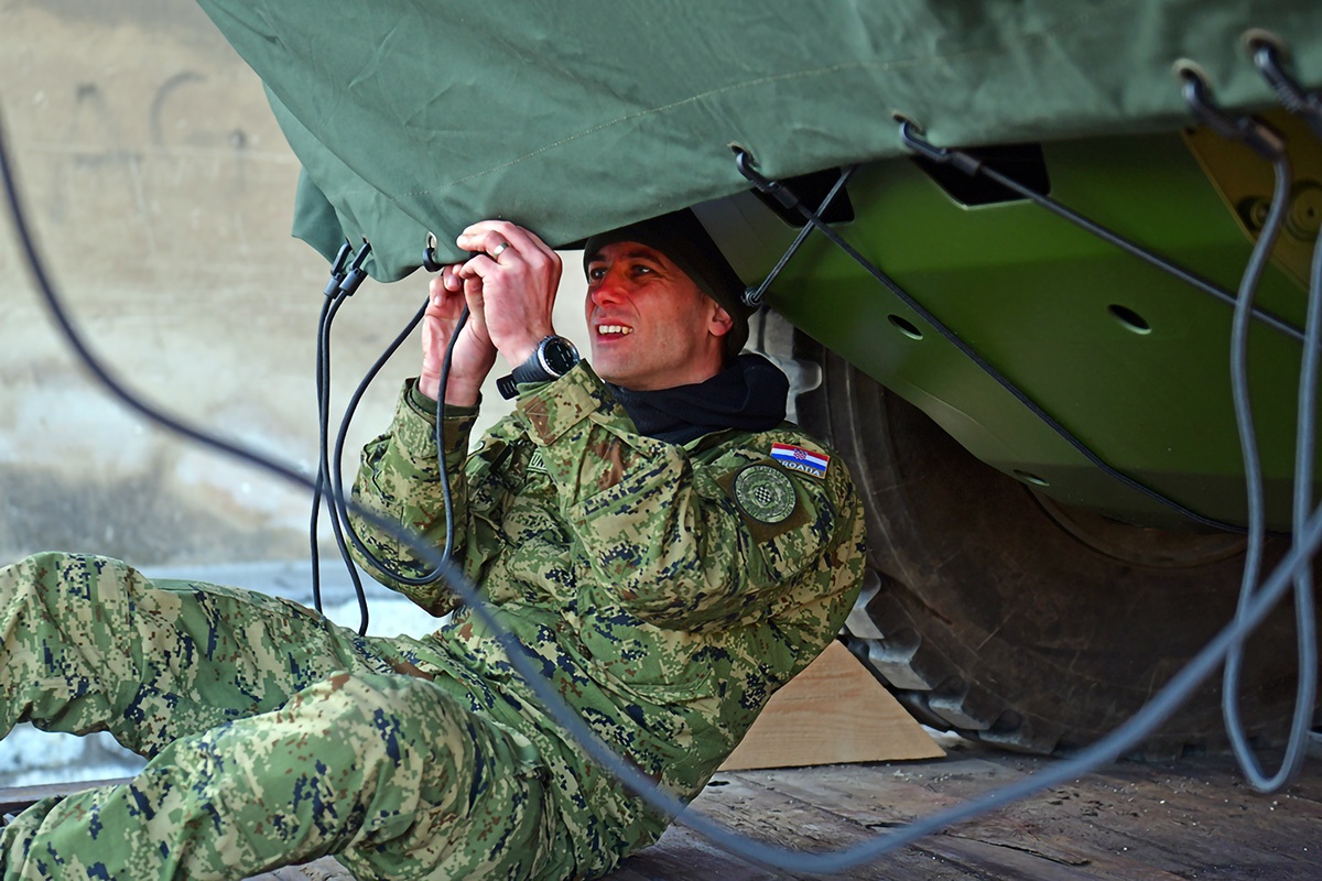 https://www.morh.hr/wp-content/gallery/poceo-ukrcaj-sredstava-i-tehnike-hrvatske-vojske-u-kninu-za-litvu/20200105_knn_ukrcaj_za_litvu_07.jpg