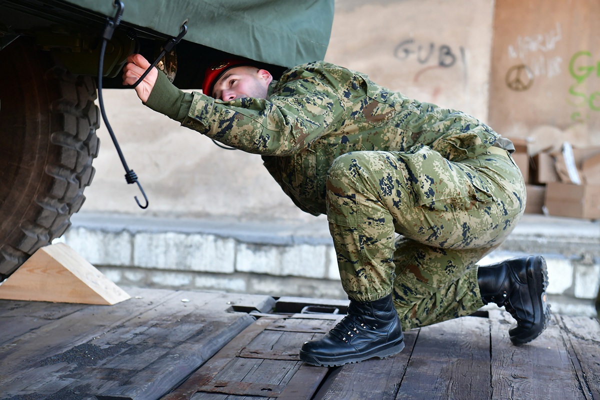 https://www.morh.hr/wp-content/gallery/poceo-ukrcaj-sredstava-i-tehnike-hrvatske-vojske-u-kninu-za-litvu/20200105_knn_ukrcaj_za_litvu_09.jpg